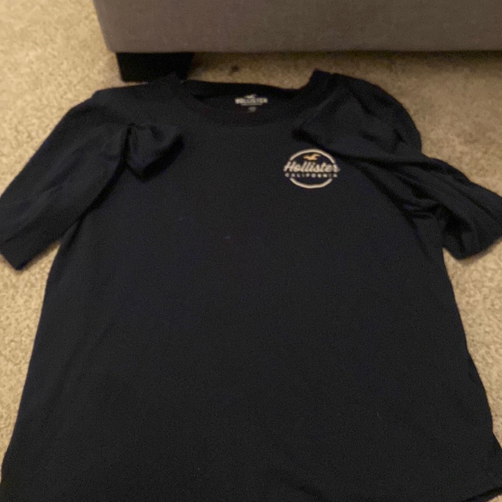I’m a small and it fits. Size XS navy blue Hollister long sleeve